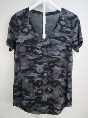 Athleta Women's Gray & Black Camo V-Neck Tee